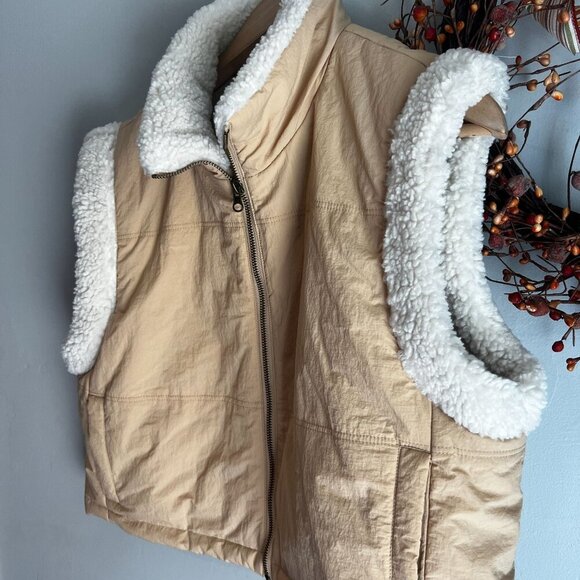 Thread & Supply Women's Sherpa Puffer Vest Size LARGE in Tan - Picture 4 of 10